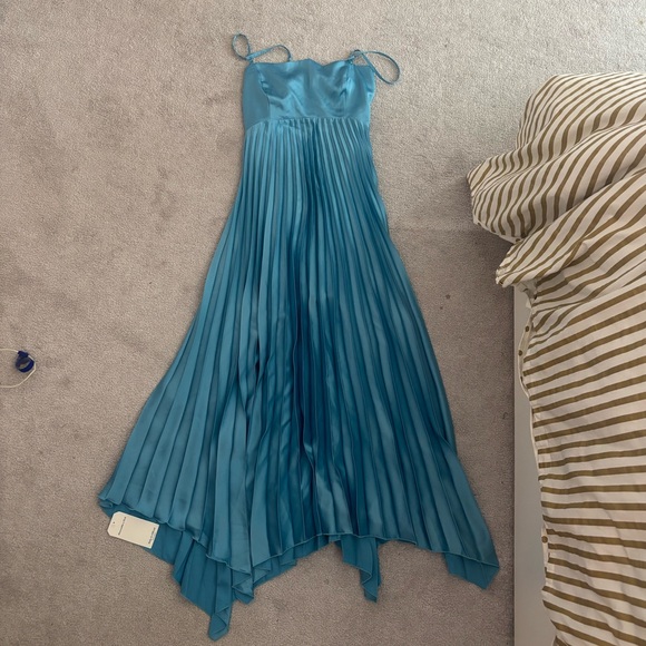 🌟 NWT Abercrombie The A&F Giselle Clasp Back Pleated Midi Dress Blue 🌟 - Picture 6 of 9